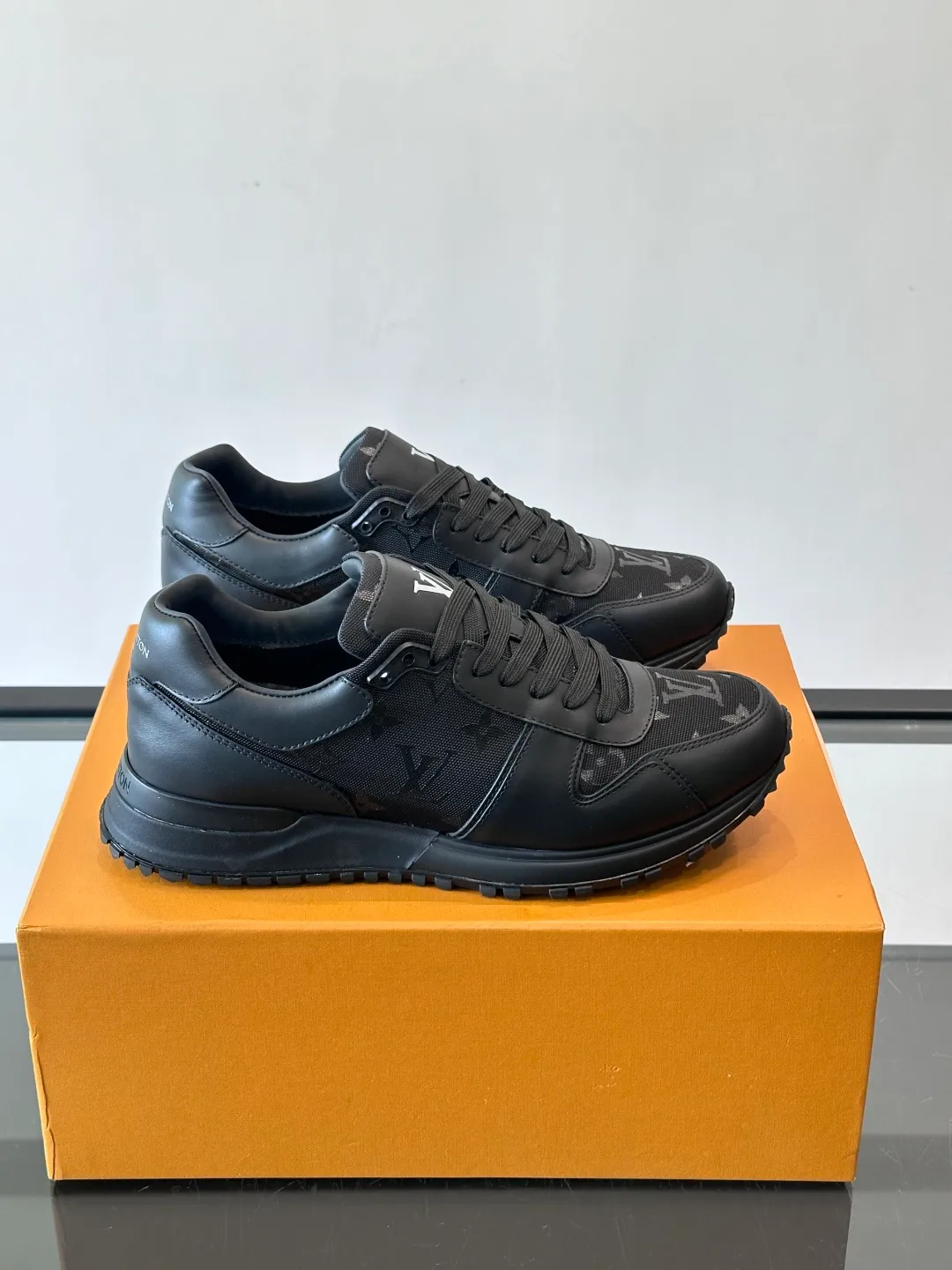 p520《＊OUIS＊UOTTO＊》Run Away men's sports shoes, first-layer cowhide + Monogram embossing, delicate texture and durable. The soles are made of foam + rubber, are light and elastic, and are comfortable to wear for a long time without tiring your feet. The tongue is long and stiff, so it is recommended to wear thick socks to improve the foot feel. The overall design is simple and versatile, and can be easily worn with jeans, casual pants, and suits. It is OK for commuting, shopping, and light exercise! The LV logo on the side of the shoe is very recognizable, and it is full of low-key luxury. It is a high-end sports shoe that is both business casual and trendy👟! size: 38-44 (45 46 customized)